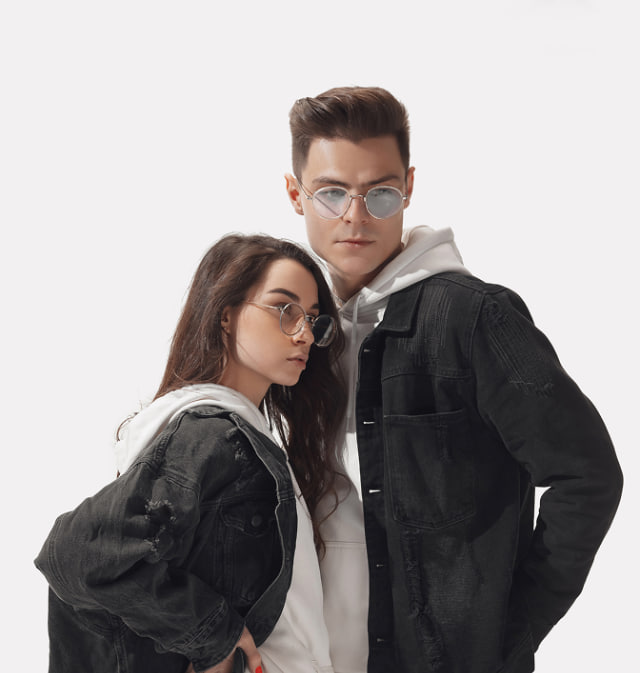 парень и девушка одеты в красивую одежду и смотрят вдаль